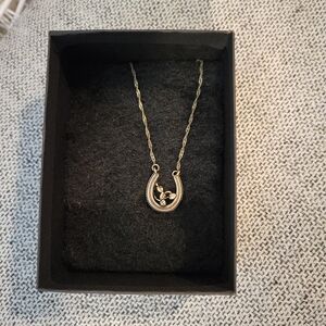 Elegant Gold Necklace with Floral Pendant